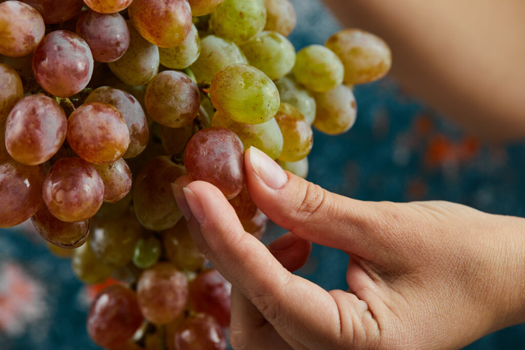 Comer 12 uvas embaixo da mesa no Ano Novo: o que significa